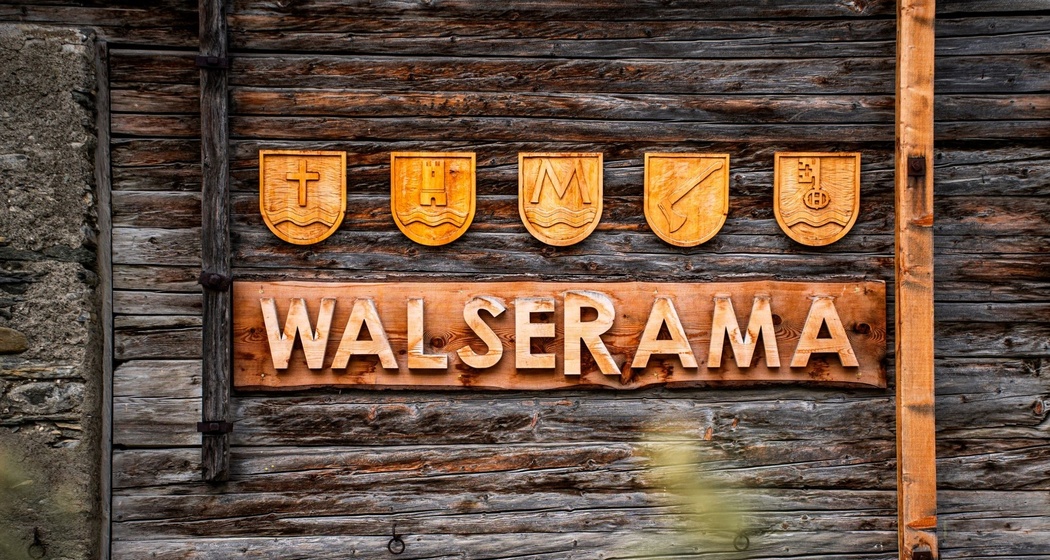 Beschriftung am Walserama in Nufenen