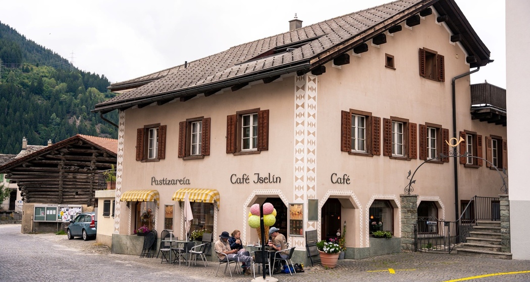 Wagners Café Conditorei Iselin Andeer im Sommer