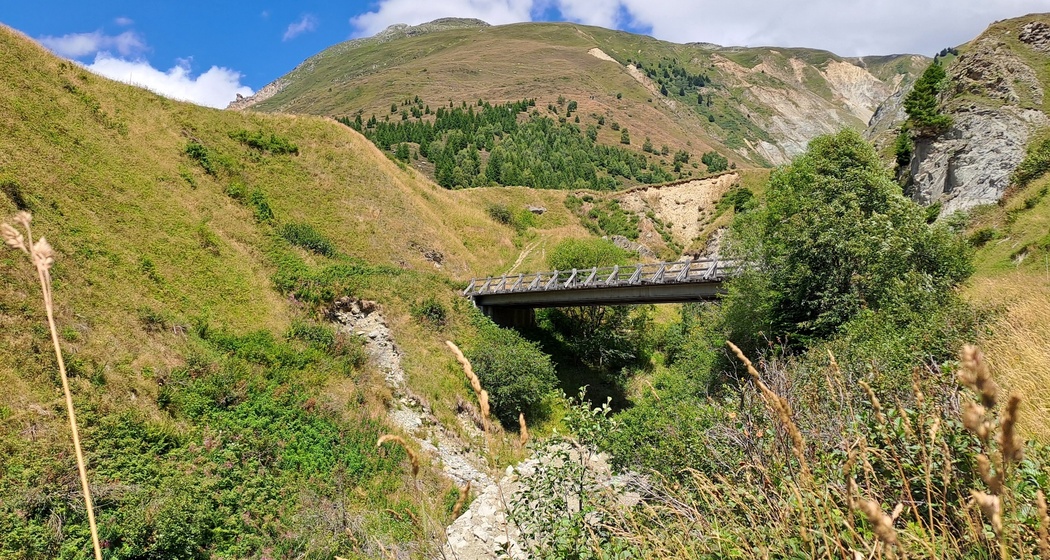 über die Brücke nach Valtgeva
