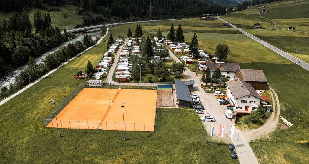 Tennisplätze beim Camping Splügen