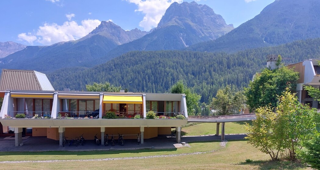 Die Wohnung mit dem gelben Sonnendach