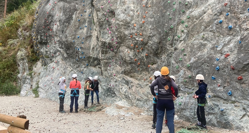 Gruppe beim Kletterpark Igniu in Rabius