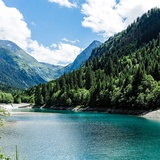 Sur la photo, on voit le lac dans la Val Sumvitg.