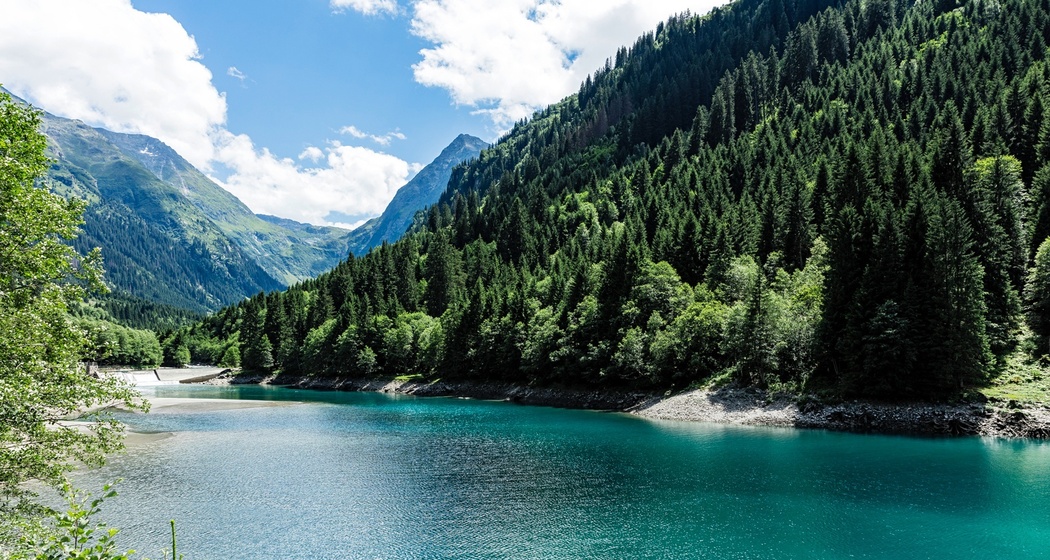 Auf dem Bild sieht man den See in der Val Sumvitg.