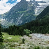 Sur l'image, on voit le paysage montagneux de la Val Sumvitg