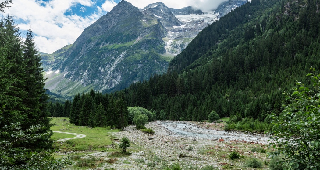 Auf dem Bild sieht man die Berglandschaft der Val Sumvitg