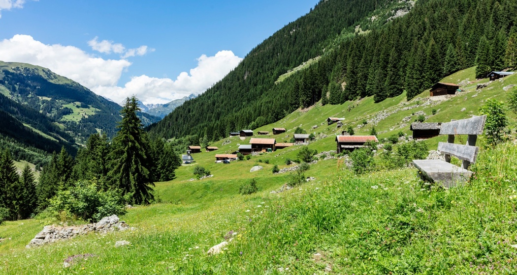 Diverse Hütten in der Val Sumvitg