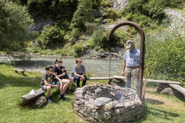 Feuerstelle mit Sitzbänke und Flusssicht