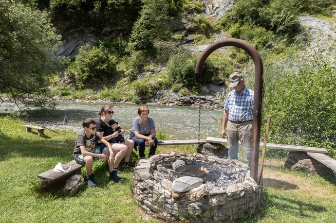 Feuerstelle mit Sitzbänke und Flusssicht
