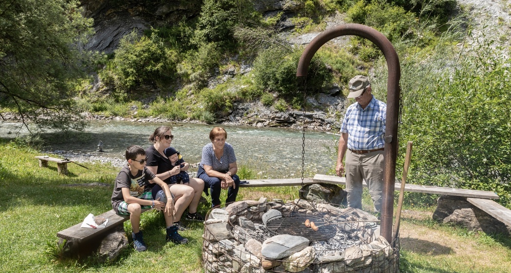 Feuerstelle mit Sitzbänke und Flusssicht