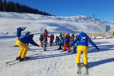 Skischule St. Antönien beim Aufwärmen