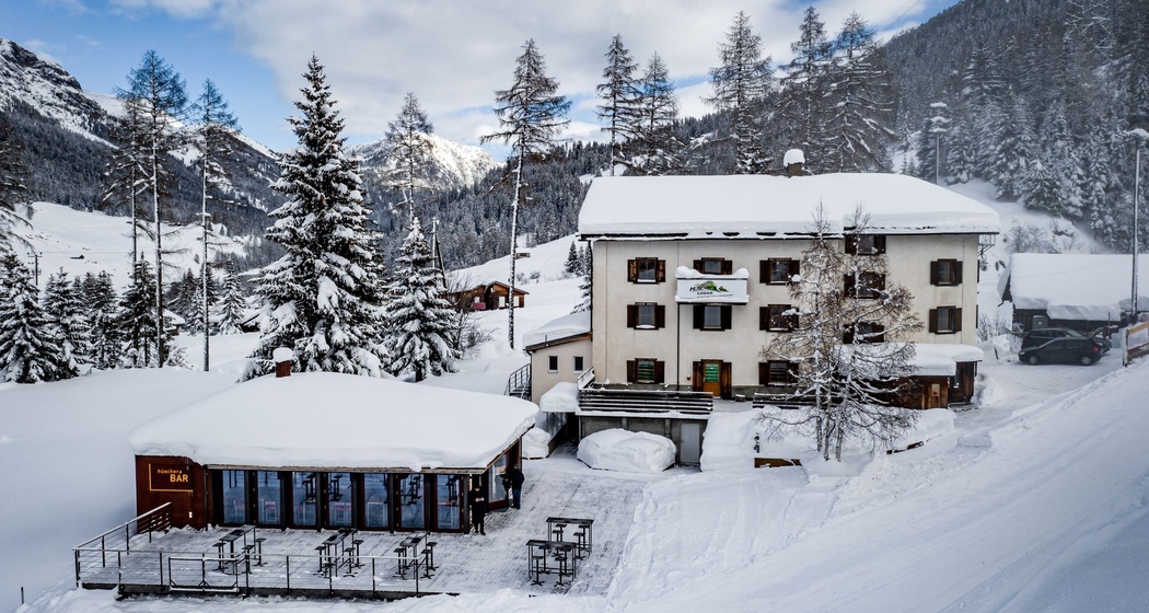 Hüschera Lodge und Bar im Winter