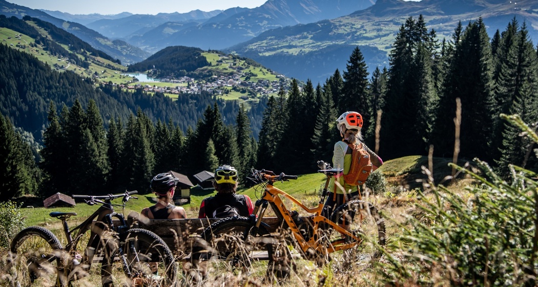 Biker mit Aussicht auf Brigels