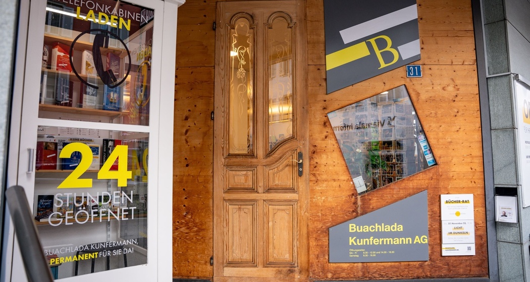 Buachlada Kunfermann in Thusis - Eingangsbereich und 24-Stunden-Bücher-Telefonkabine