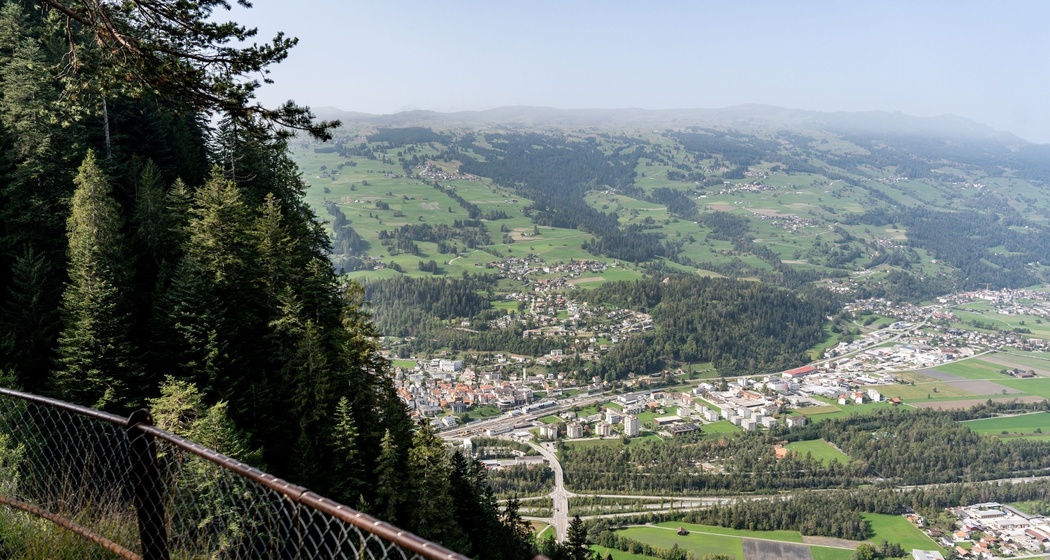 Aussicht auf Thusis vom Aussichtspunkt Crap Carschenna