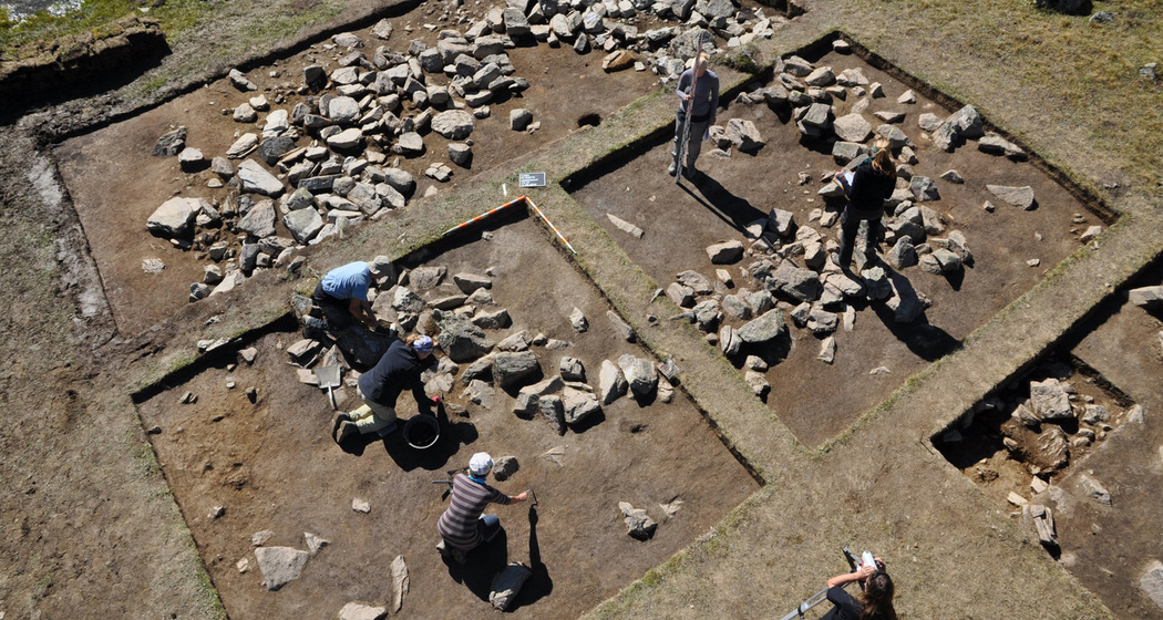 Ausgrabung des Hüttengrundrisses im Fimbertal