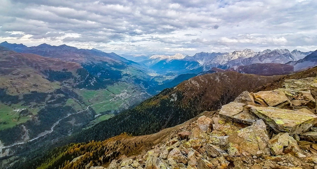 Aussicht vom Piz Giarsinom Richtung Scuol