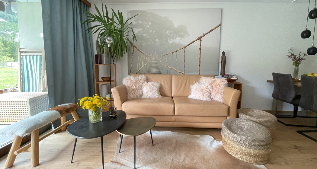 Die gemütliche und stilvolle Sitzgarnitur in unserem Apartment B16