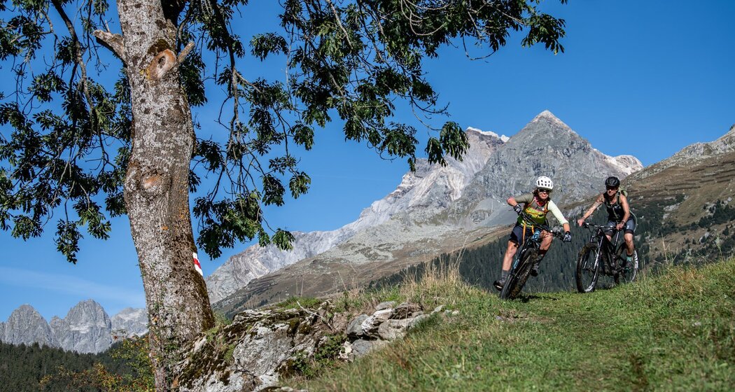 Der erste Singletrail nach Brigels startet auf anständigem Niveau