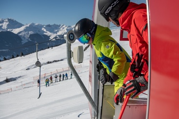 Carlo Janka und ein Kind im Starthaus der Skimovie Rennpiste