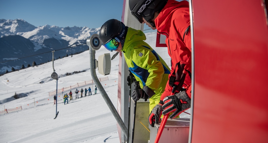 Carlo Janka und ein Kind im Starthaus der Skimovie Rennpiste