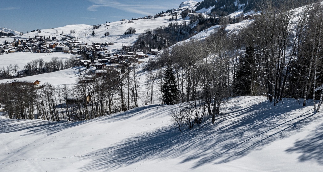Am Start der Tour mit Sicht nach Obersaxen Meierhof