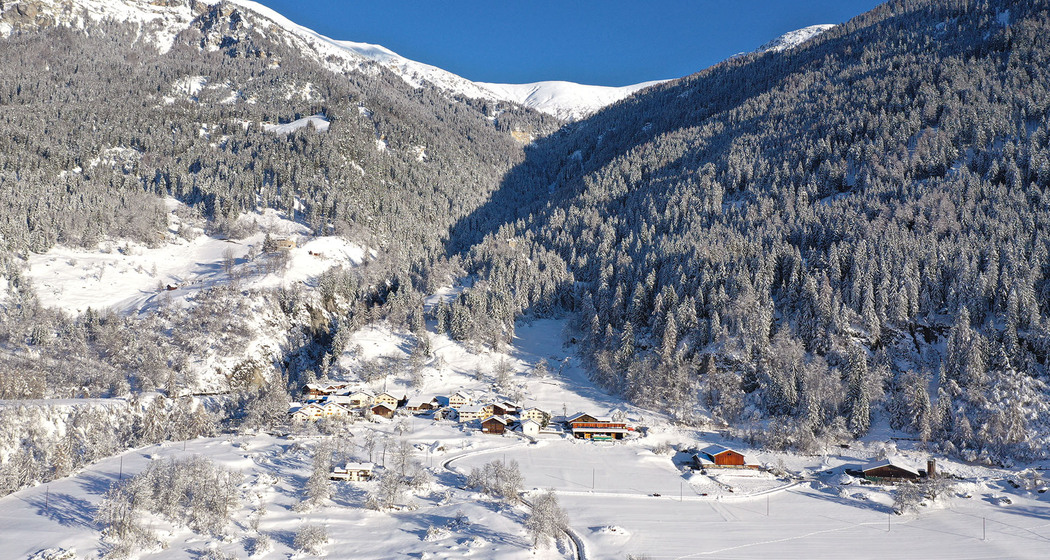 Reischen mit der Burg Haselstein im Winter