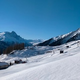 Gut markiert und mit Aussicht auf den Skilift und die Bergwelt in Tenna