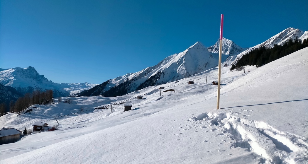 Gut markiert und mit Aussicht auf den Skilift und die Bergwelt in Tenna