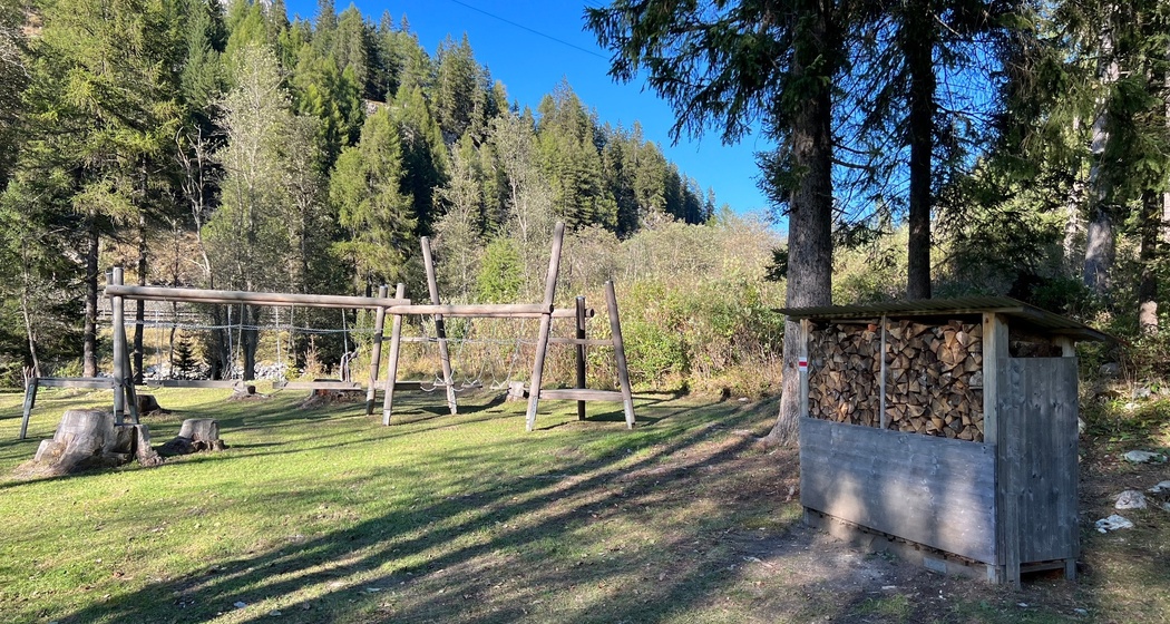 Feuerholz wird bei der Feuerstelle Zipfa zur Verfügung gestellt