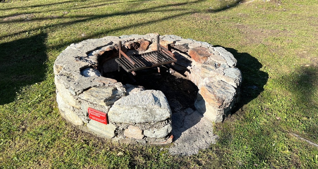 Die Zipfa-Feuerstelle ist mit einem Grillrost ausgestattet