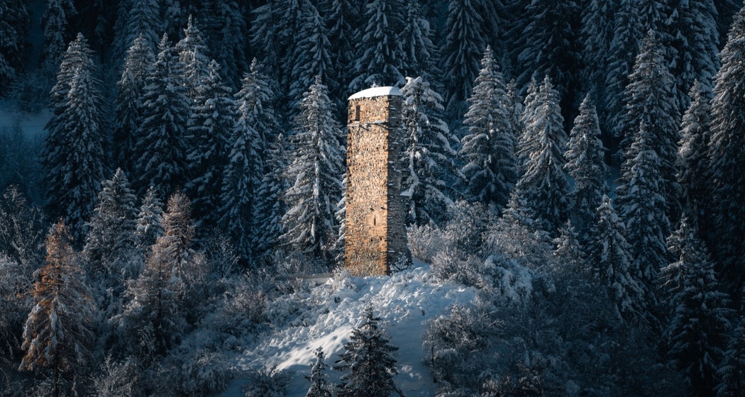 Die Burgruine Cagliatscha im Winter