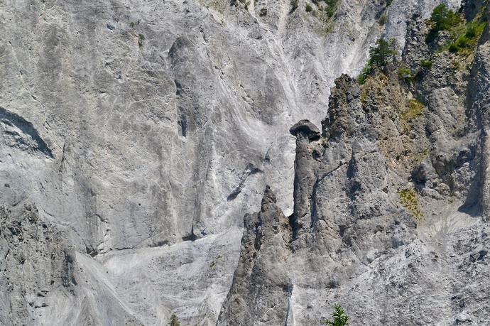 Matériau d'éboulement érodé dans les gorges du Rhin.