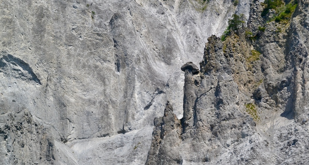 Erodiertes Bergsturzmaterial in der Rheinschlucht.