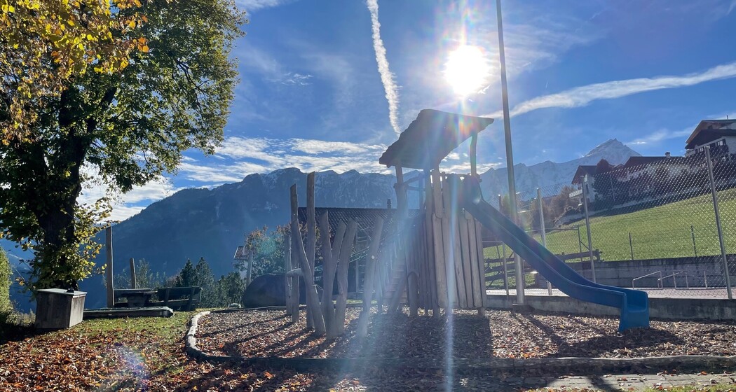 Spielplatz Schulhaus Tartar