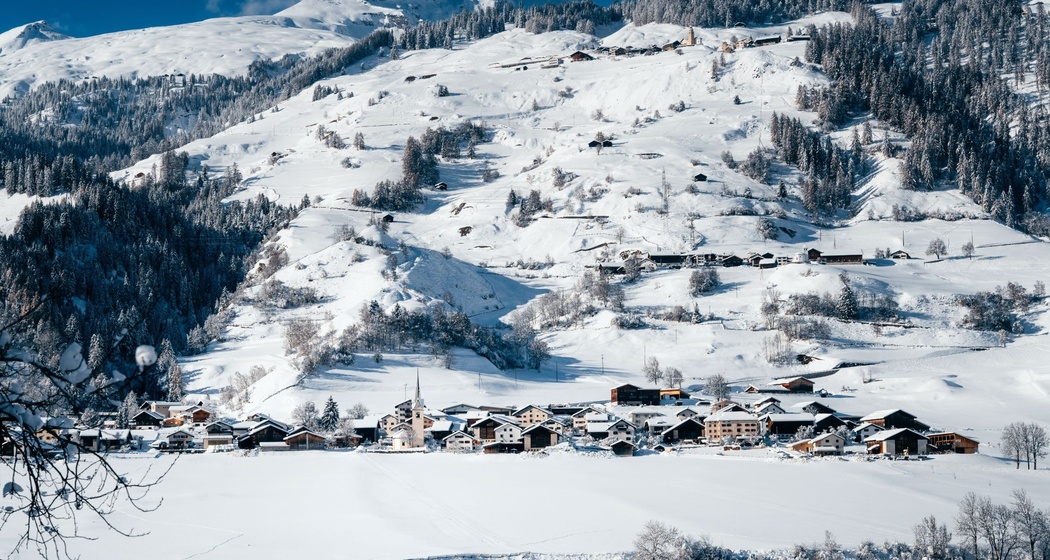 Donat mit Schamserberg und Piz Beverin im Winter