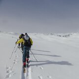 Montée avec vue sur la longue crête sommitale