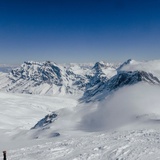 Auf dem Gipfel mit Sicht zu den Aufstiegsspuren