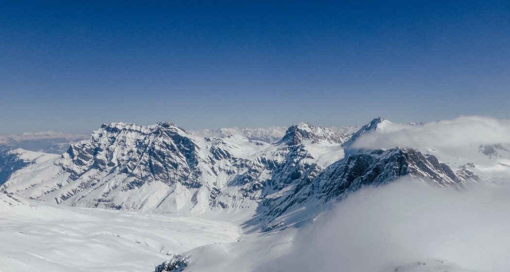 Auf dem Gipfel mit Sicht zu den Aufstiegsspuren