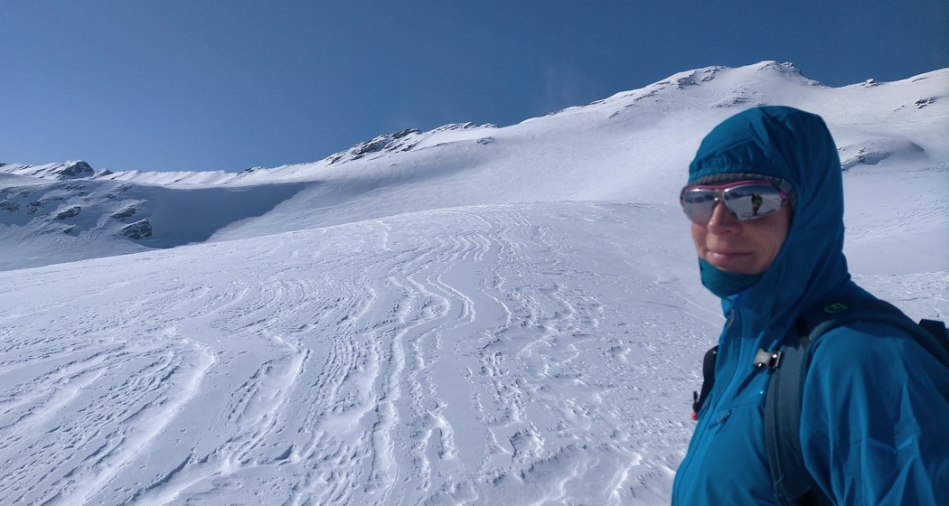 Der Wind schafft schöne Muster unter dem Gipfel des Bärenhorns