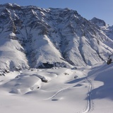 Passando accanto ai massi profondamente coperti di neve. Vista sul Gelbhorn e sul Bruschghorn.