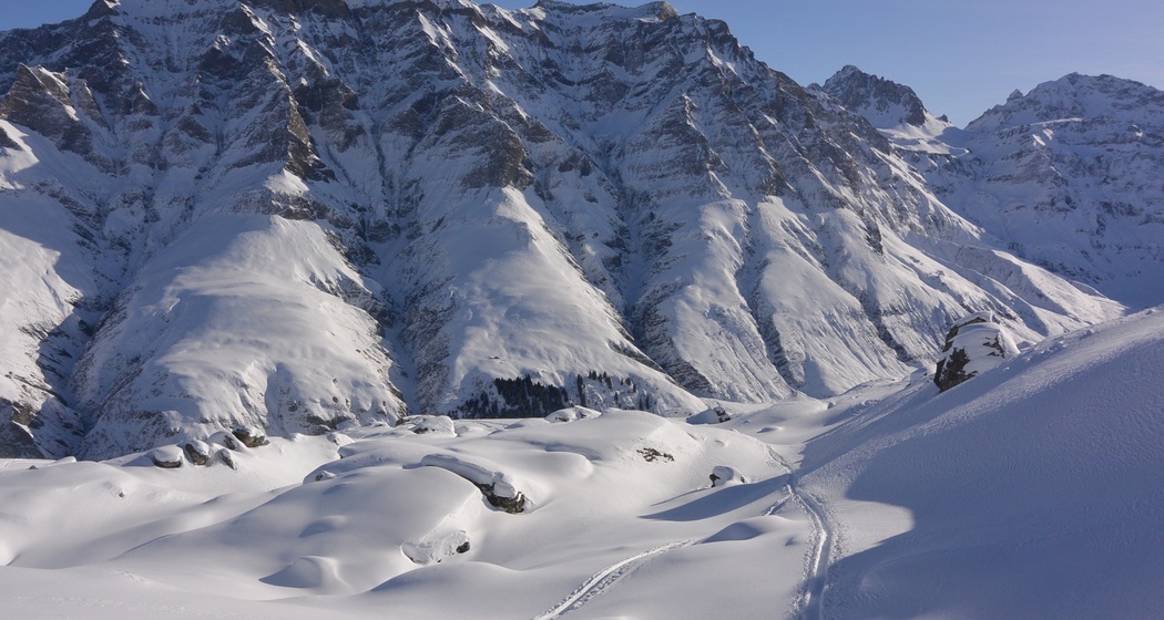 Vorbei an den tief eingeschneiten Felsbrocken. Sicht zum Gelbhorn und Bruschghorn.