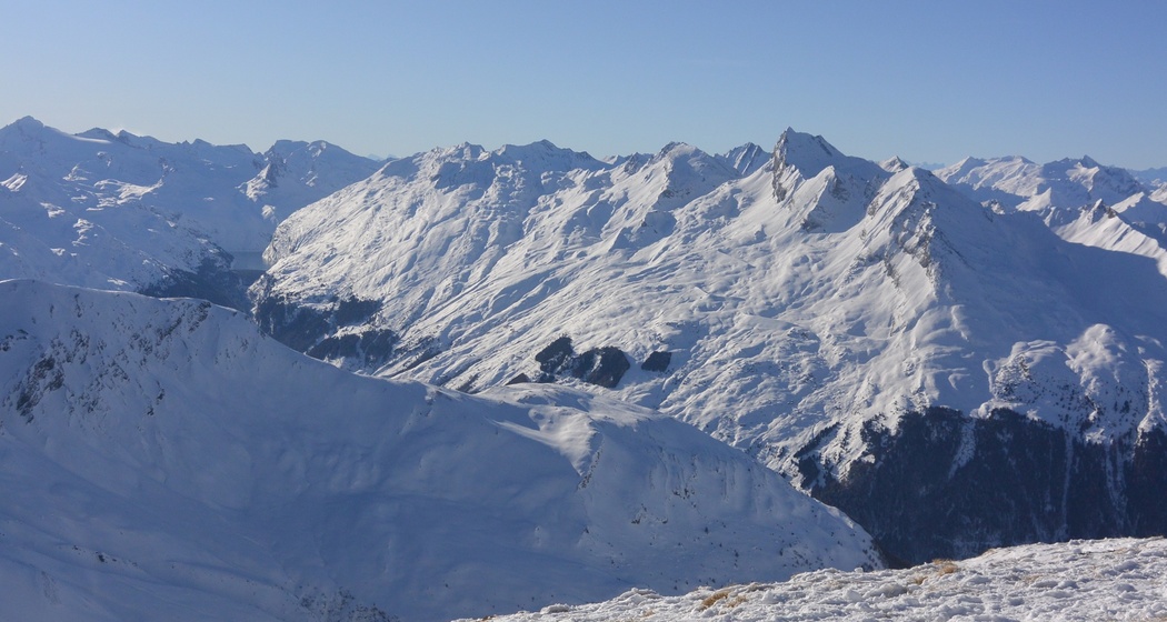 Ein spezieller Blickwinkel zum Zervreila-Stausee und den Valser Bergen.