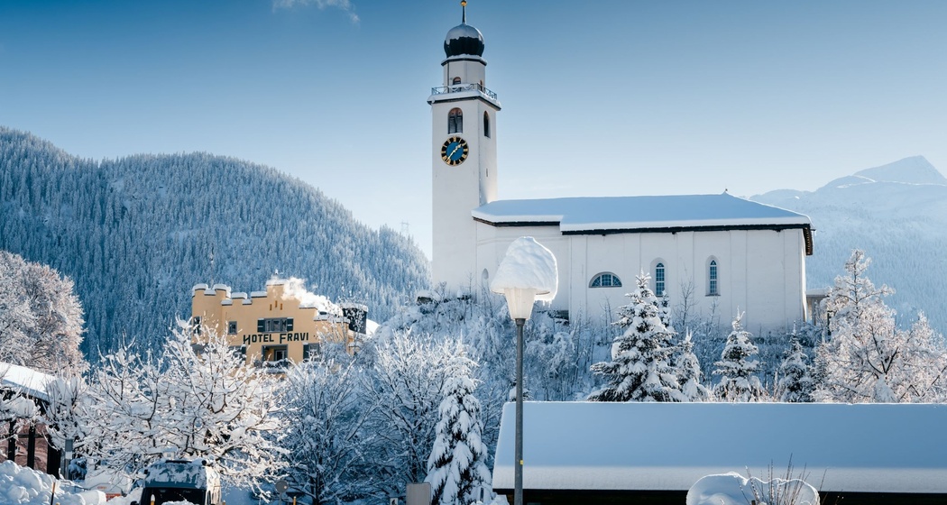 Kirche Andeer mit Mineralbad und Hotel Fravi im Winter