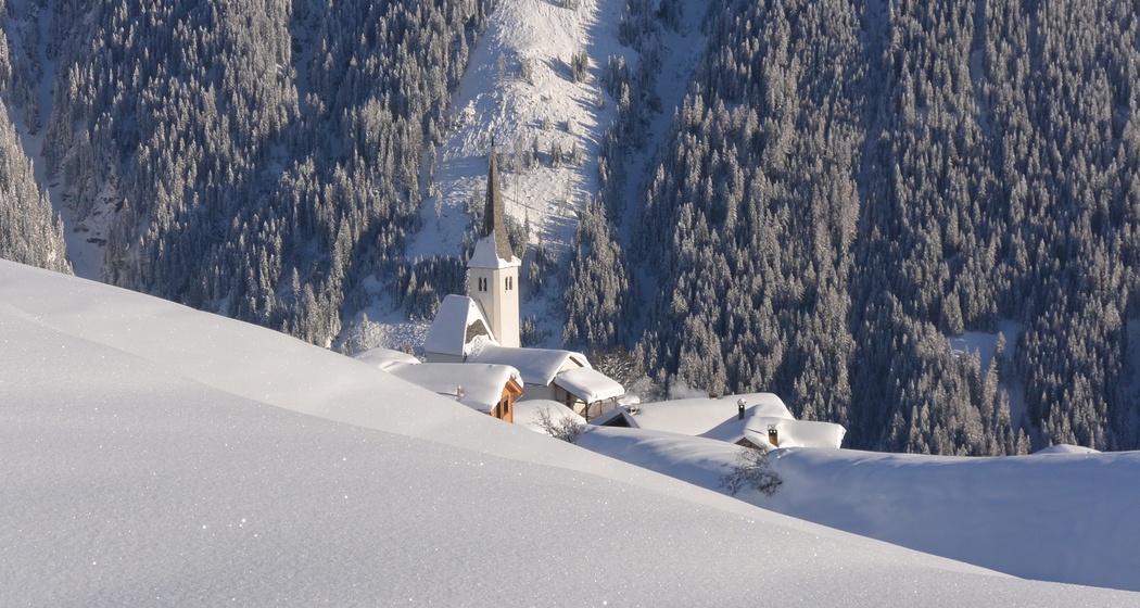 Tief eingeschneite Kirche von Tenna