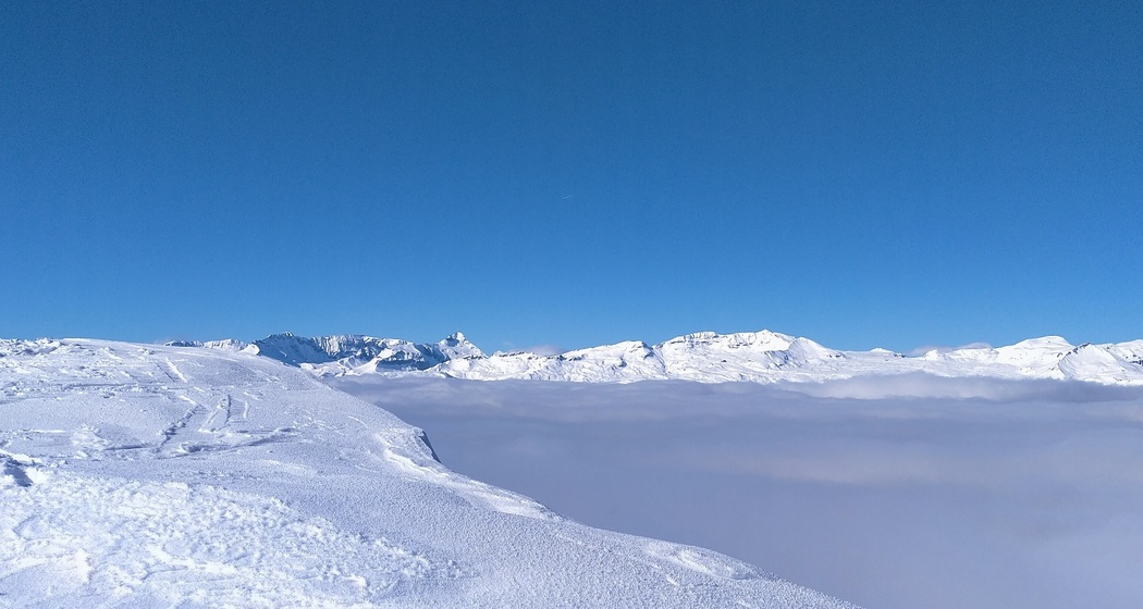 Seltener Hochnebel im Talboden der Surselva beim Gipfelhang der Cauma
