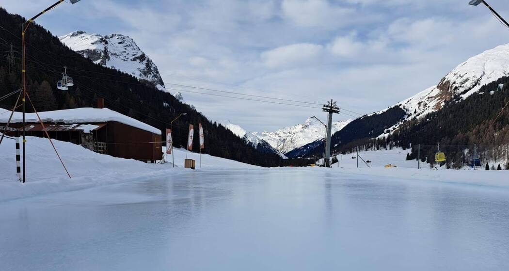 Das Curling-Natureisfeld bei der Hüschera Bar und Lodge