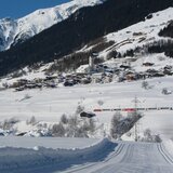 Loipe, RhB und das Dorf Trun