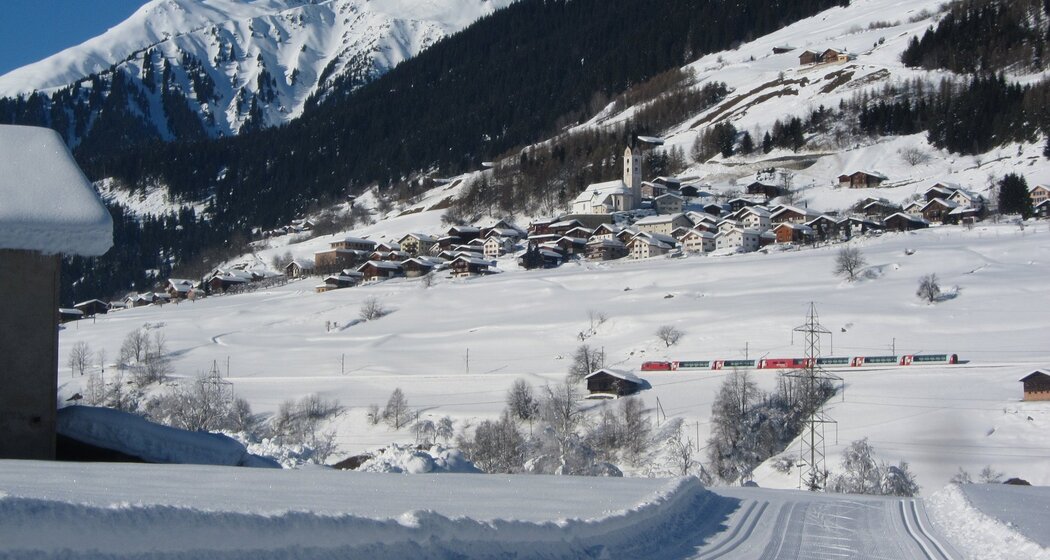 Loipe, RhB und das Dorf Trun