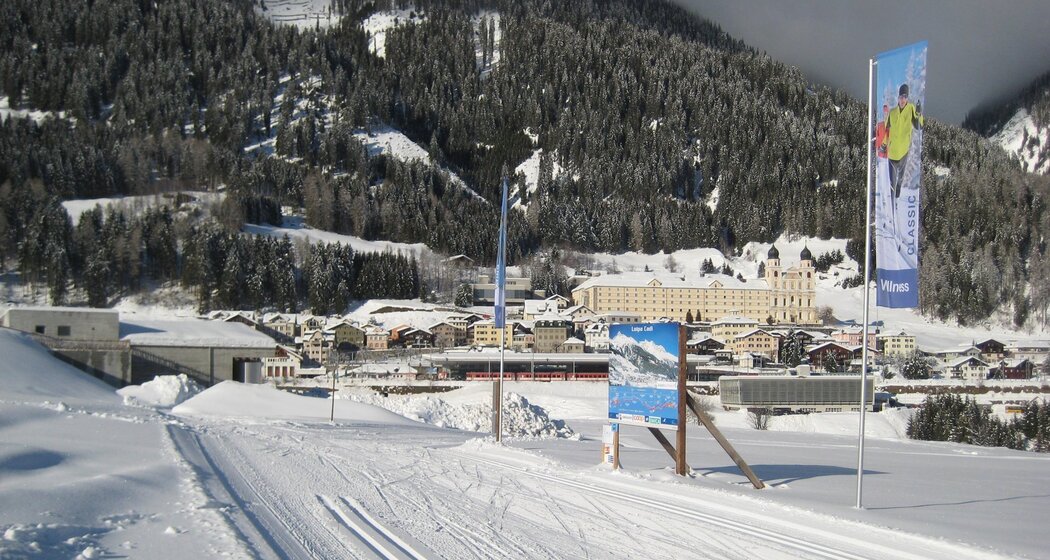 Das Kloster Distentis ist vis a vis des Starts der Loipe bis nach Trun